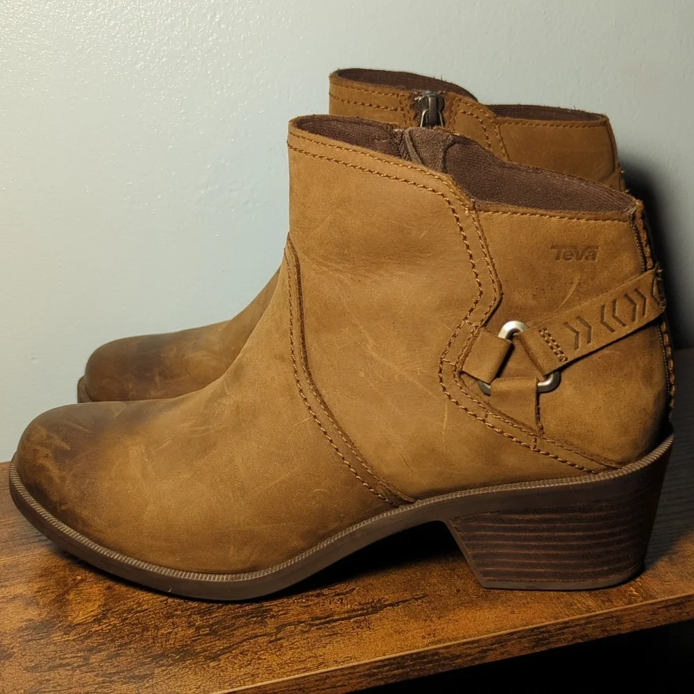 Teva 'Foxy' Waterproof Leather Ankle Boots - Picture 2 of 11